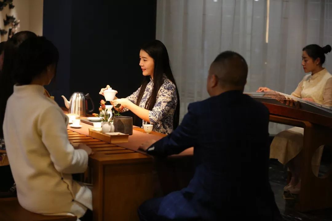 心理治療師：學(xué)會(huì)傾聽(tīng)自己關(guān)注自己的情緒表現(xiàn)