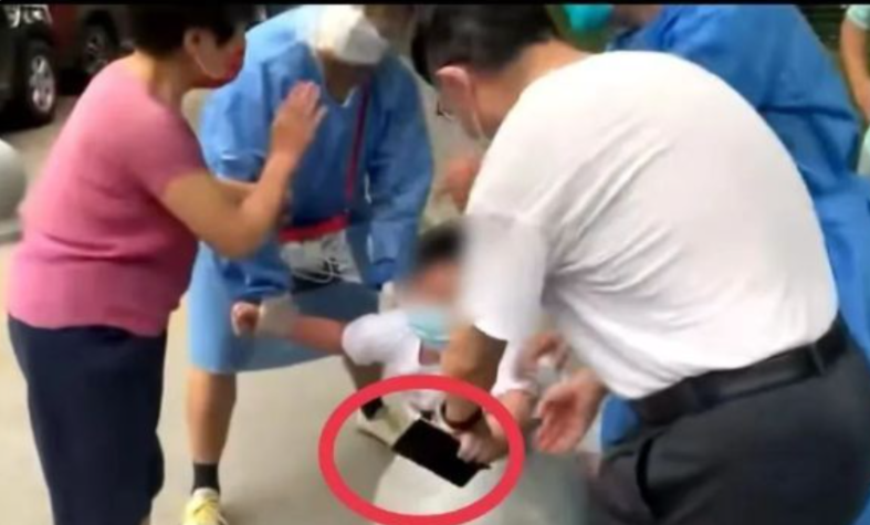 10歲男孩拿刀要砍人：大眾如何應(yīng)對(duì)？