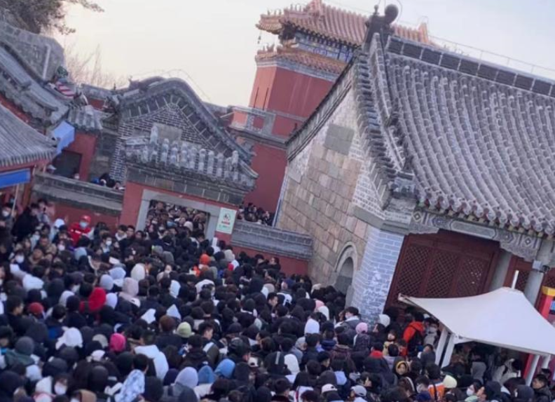 “特種兵”式的旅游背后體現(xiàn)的其實是一種“報復(fù)性旅游”的心理。
