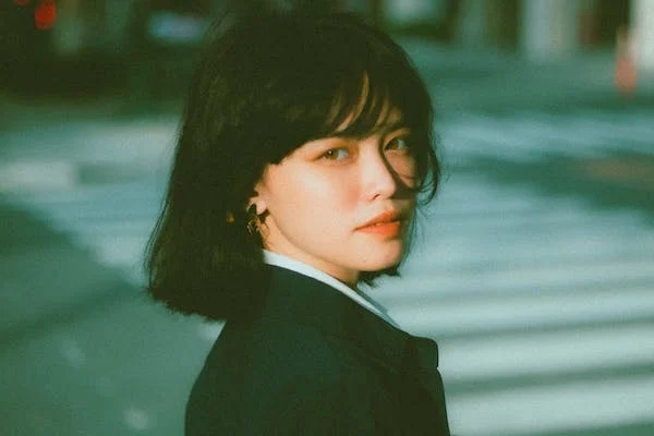 我們一邊在渴望愛，一邊把自己困在了“我不值得被愛”的劇本里